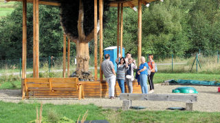 Obraz zawieraj�cy na wolnym powietrzu, drzewo, trawa, osoba

Opis wygenerowany automatycznie