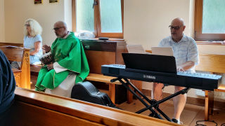 Obraz zawieraj�cy osoba, w pomieszczeniu, ubrania, pianino/fortepian

Opis wygenerowany automatycznie