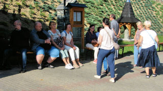 Obraz zawieraj�cy ubrania, osoba, obuwie, na wolnym powietrzu

Opis wygenerowany automatycznie