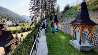 Obraz zawieraj�cy na wolnym powietrzu, niebo, trawa, drzewo

Opis wygenerowany automatycznie