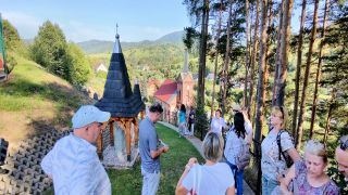 Obraz zawieraj�cy na wolnym powietrzu, osoba, ubrania, drzewo

Opis wygenerowany automatycznie