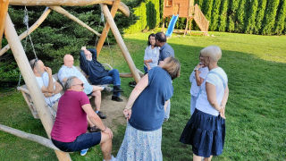 Obraz zawieraj�cy na wolnym powietrzu, ubrania, osoba, plac zabaw

Opis wygenerowany automatycznie