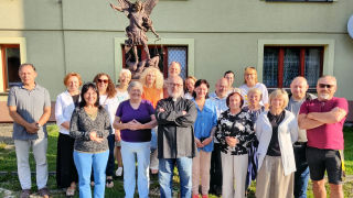 Obraz zawieraj�cy osoba, ubrania, cz�owiek, na wolnym powietrzu

Opis wygenerowany automatycznie