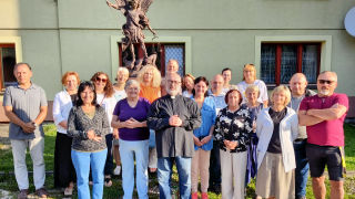 Obraz zawieraj�cy osoba, ubrania, cz�owiek, na wolnym powietrzu

Opis wygenerowany automatycznie