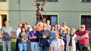 Obraz zawieraj�cy ubrania, osoba, cz�owiek, budynek

Opis wygenerowany automatycznie