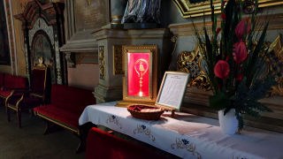 Obraz zawieraj�cy w pomieszczeniu, pogrzeb, meble, aran�acja wn�trz

Opis wygenerowany automatycznie