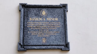 Obraz zawieraj�cy tekst, tablica, Tablica pami�tkowa, Plakietka z nazwiskiem

Opis wygenerowany automatycznie