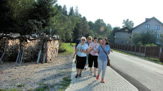 Obraz zawieraj�cy na wolnym powietrzu, osoba, ubrania, niebo

Opis wygenerowany automatycznie