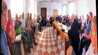 Obraz zawieraj�cy wewn�trz, osoba, kilka, t�um

Opis wygenerowany automatycznie