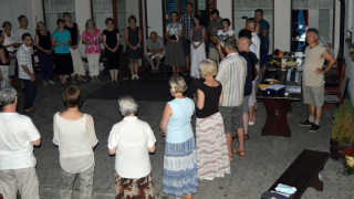 Obraz zawieraj�cy osoba, pod�o�e, wewn�trz, osoby

Opis wygenerowany automatycznie