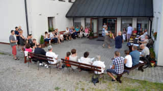 Obraz zawieraj�cy zewn�trzne, trawa

Opis wygenerowany automatycznie