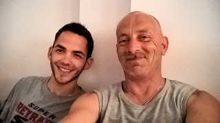 Obraz zawieraj�cy �ciana, wewn�trz, osoba, pozuj�cy

Opis wygenerowany automatycznie