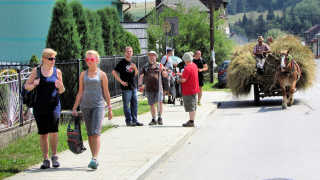 Obraz zawieraj�cy zewn�trzne, drzewo, droga, osoba

Opis wygenerowany automatycznie