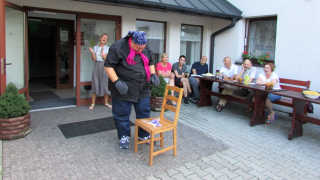 Obraz zawieraj�cy pod�o�e, ganek

Opis wygenerowany automatycznie