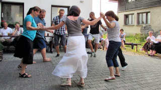 Obraz zawieraj�cy osoba, dziecko, m�ode, granie

Opis wygenerowany automatycznie