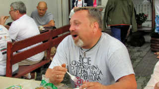 Obraz zawieraj�cy osoba, wewn�trz, posi�ek

Opis wygenerowany automatycznie