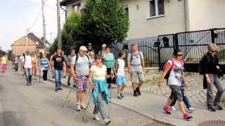 Obraz zawieraj�cy zewn�trzne, osoba, chodzenie, sport

Opis wygenerowany automatycznie