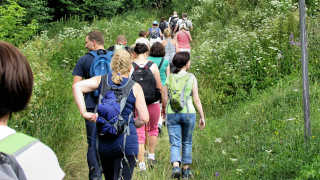 Obraz zawieraj�cy trawa, zewn�trzne, drzewo, osoba

Opis wygenerowany automatycznie