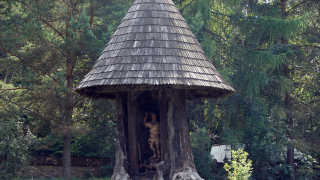 Obraz zawieraj�cy drzewo, zewn�trzne, budynek, las

Opis wygenerowany automatycznie