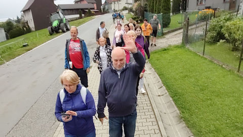 Obraz zawieraj�cy ubrania, na wolnym powietrzu, osoba, niebo

Opis wygenerowany automatycznie