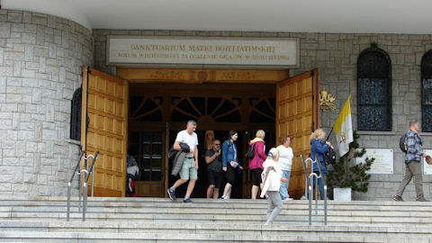 Obraz zawieraj�cy ubrania, osoba, budynek, ludzie

Opis wygenerowany automatycznie