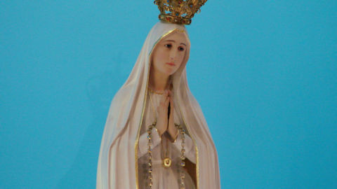 Obraz zawieraj�cy Ludzka twarz, statua, p�aszcz

Opis wygenerowany automatycznie