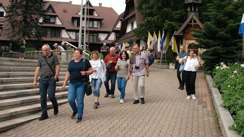 Obraz zawieraj�cy ubrania, na wolnym powietrzu, osoba, obuwie

Opis wygenerowany automatycznie