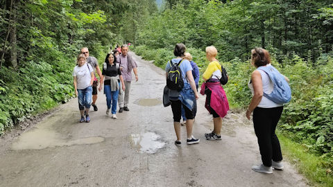 Obraz zawieraj�cy na wolnym powietrzu, drzewo, ludzie, osoba

Opis wygenerowany automatycznie