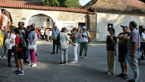 Obraz zawieraj�cy na wolnym powietrzu, ubrania, osoba, obuwie

Opis wygenerowany automatycznie