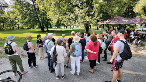 Obraz zawieraj�cy na wolnym powietrzu, drzewo, osoba, ludzie

Opis wygenerowany automatycznie