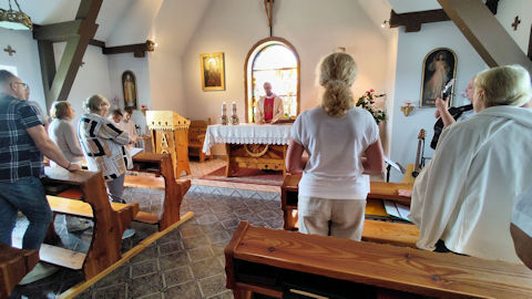 Obraz zawieraj�cy osoba, ubrania, w pomieszczeniu, cz�owiek

Opis wygenerowany automatycznie