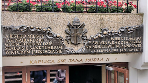 Obraz zawieraj�cy tekst, budynek, na wolnym powietrzu, kwiat

Opis wygenerowany automatycznie