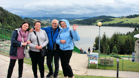 Obraz zawieraj�cy ubrania, na wolnym powietrzu, osoba, drzewo

Opis wygenerowany automatycznie