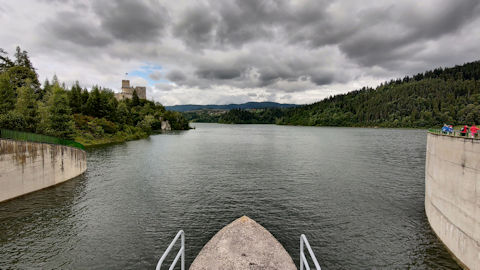 Obraz zawieraj�cy chmura, na wolnym powietrzu, drzewo, woda

Opis wygenerowany automatycznie