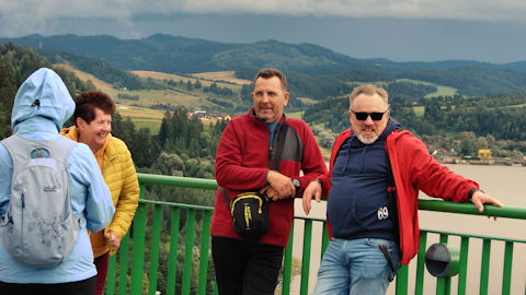 Obraz zawieraj�cy ubrania, na wolnym powietrzu, osoba, niebo

Opis wygenerowany automatycznie