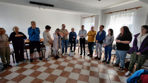 Obraz zawieraj�cy ubrania, osoba, ludzie, w pomieszczeniu

Opis wygenerowany automatycznie