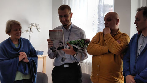 Obraz zawieraj�cy ubrania, osoba, Ludzka twarz, w pomieszczeniu

Opis wygenerowany automatycznie