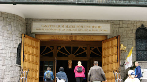 Obraz zawieraj�cy ubrania, budynek, cz�owiek, ludzie

Opis wygenerowany automatycznie