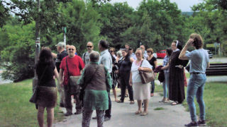 Obraz zawieraj�cy drzewo, zewn�trzne, osoba, chodzenie

Opis wygenerowany automatycznie