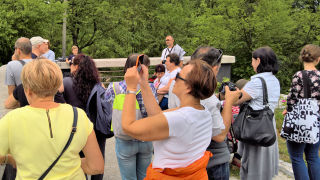 Obraz zawieraj�cy drzewo, osoba, zewn�trzne, osoby

Opis wygenerowany automatycznie