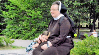 Obraz zawieraj�cy drzewo, zewn�trzne, osoba, ro�lina

Opis wygenerowany automatycznie