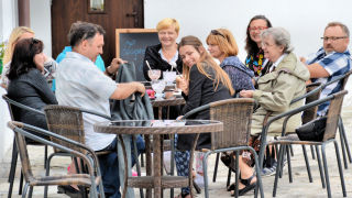 Obraz zawieraj�cy osoba, st� w jadalni, st�, restauracja

Opis wygenerowany automatycznie