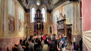 Obraz zawieraj�cy osoba, osoby, przej�cie, miejsce kultu

Opis wygenerowany automatycznie