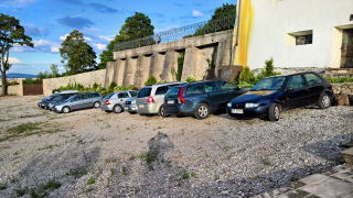 Obraz zawieraj�cy zewn�trzne, pod�o�e, zaparkowane, dom

Opis wygenerowany automatycznie