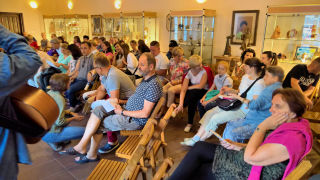 Obraz zawieraj�cy osoba, wewn�trz, grupa, osoby

Opis wygenerowany automatycznie