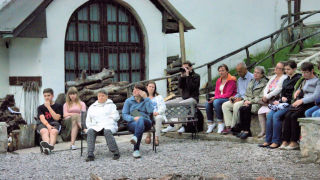 Obraz zawieraj�cy pod�o�e, zewn�trzne, osoba, grupa

Opis wygenerowany automatycznie