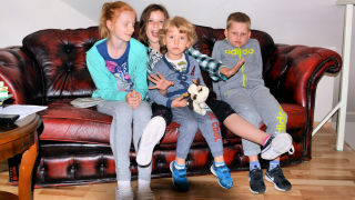 Obraz zawieraj�cy pod�o�e, wewn�trz, �ciana, osoba

Opis wygenerowany automatycznie