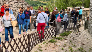 Obraz zawieraj�cy zewn�trzne, pod�o�e, osoba

Opis wygenerowany automatycznie