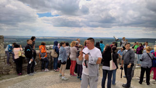 Obraz zawieraj�cy niebo, zewn�trzne, osoba, osoby

Opis wygenerowany automatycznie