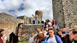 Obraz zawieraj�cy osoba, osoby, kamie�, t�um

Opis wygenerowany automatycznie